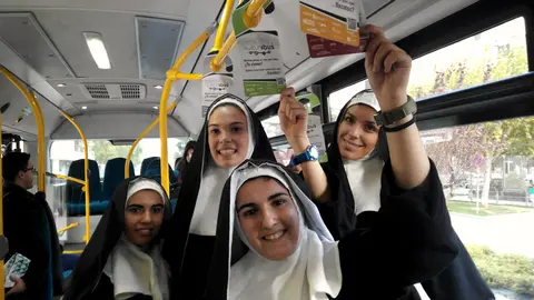 El musical Sister Act ha llenado las villavesas de Pamplona de humor y música.