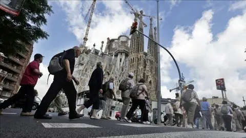 Grupos de turistas ante la Sagrada Familia. EFE.
