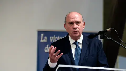 El ministro Fernández Díaz durante la Inauguración de la exposición de la Policía Nacional en la Ciudadela. PABLO LASAOSA