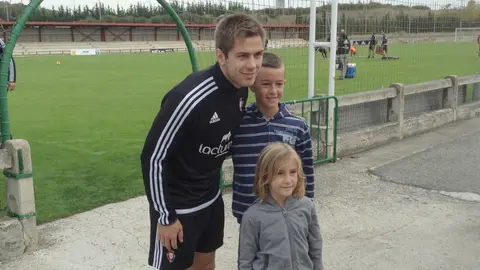Pucko posando con dos chavales en Tajonar.