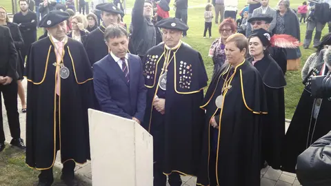 Descubrimiento de la placa por los cófrades de honor.