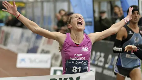 Estela Navascués llegando a meta. EFE.