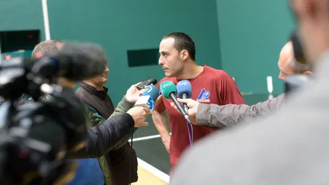 Irujo ante los periodistas.