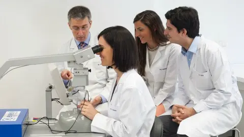 Dr. Barrio y residentes de la Clínica Universidad de Navarra con el simulador3-B.