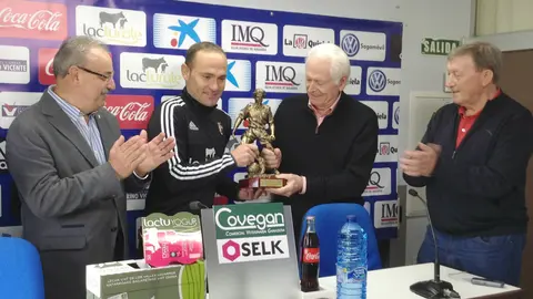 Nino recibe el trofeo veteranía.