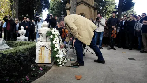 Joseba Asirón colocando la corona en el mausoleo de Pablo Sarasate.