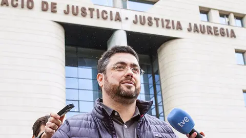 El exintegrante de la junta gestora de Osasuna Juan Ángel Larrea Andreu, sale de la Audiencia tras declarar como imputado ante el juez que instruye el &#39;caso Osasuna&#39; para aclarar su supuesta participación en un delito de falsedad en documento mercantil, falsedad contable o delito societario. EFE/Iván Aguinaga