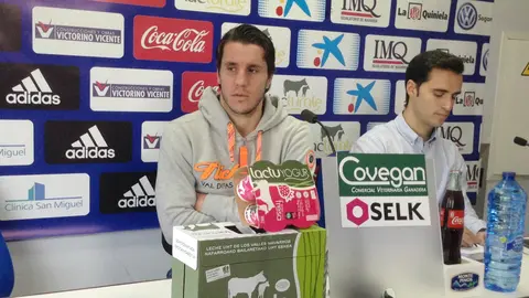El jugador Adrián Cruz en rueda de prensa.