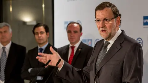 Mariano Rajoy y José Javier Esparza firman el pacto UPN-PP para las próximas elecciones generales. IÑIGO ALZUGARAY. -39