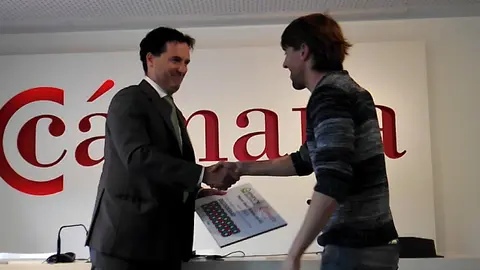Jon Gil recogiendo el Premio.