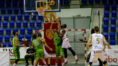 Partido del Planasa Navarra contra Cocinas.com en el pabellón Anaitasuna. IÑIGO ALZUGARAY. -19