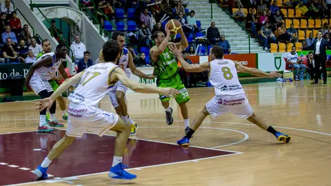 Partido del Planasa Navarra contra Cocinas.com en el pabellón Anaitasuna. IÑIGO ALZUGARAY. -24