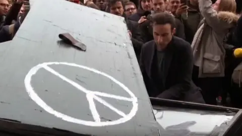 El  pianista interpretó el Imagine de Lennon en la puerta de Bataclan