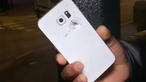 El móvil le salva la vida en los atentados de París.