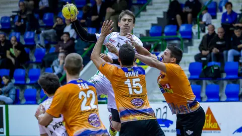 Nadoveza. Partido de la liga Asobal entre el Helvetia Anaitasuna y BM Benidorm (28-32). IÑIGO ALZUGARAY-14