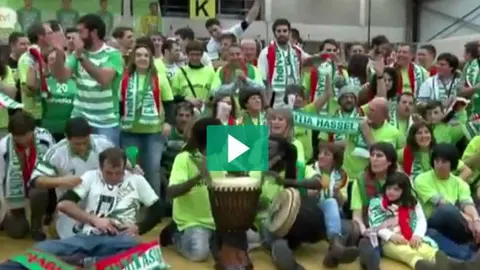 Aficionados navarros en la pista del Initia Hasselt.