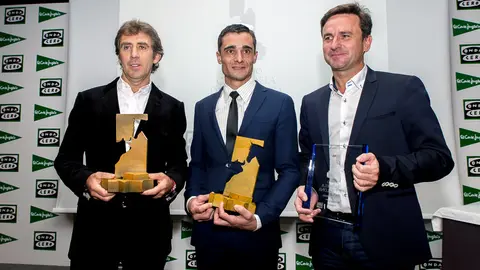 Pablo Hermoso, Paco Ureña y José Andrés Palacios, con los premios Ciudadela. ÍÑIGO ALZUGARAY