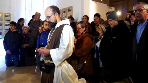 rezando-desenterrados-abel-azcona