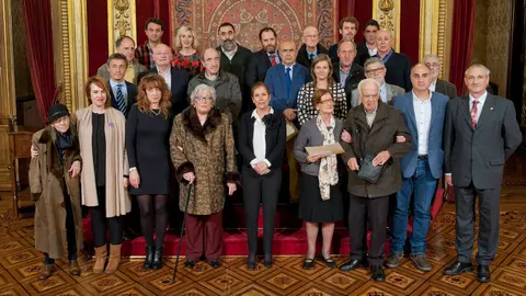 Los homenajeados junto a Uxue Barkos, Ainhoa Aznárez y Mikel Aranburu.