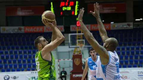 Partido entre el Planasa Navarra y el Ourense Provincia Termal (89-79). IÑIGO ALZUGARAY.-13