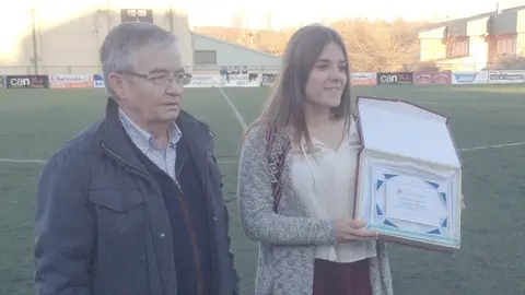María Blanco recibe una placa en Mutilva.