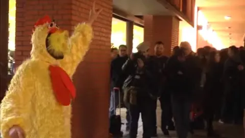 UPyD se disfraza de gallina para seguir a Rajoy, Sánchez, Rivera e Iglesias.