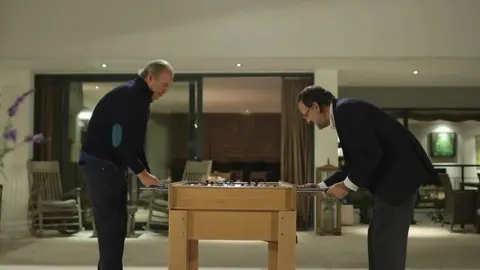 Mariano Rajoy juega al futbolín con Bertín Osborne. (RTVE)