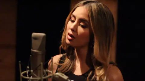 Karen Rodríguez en su versión de 'Hello'.