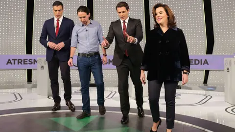 Pedro Sánchez, Pablo Iglesias, Albert Rivera y Soraya Sáenz de Santamaría, instantes antes de comenzar el debate en Atresmedia. EFE