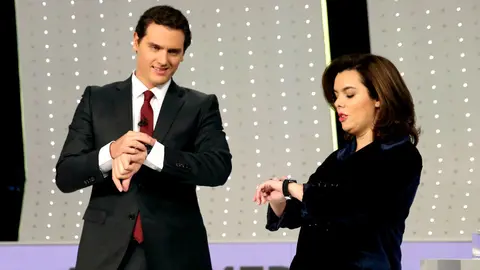 Albert Rivera y Soraya Sáenz de Santamaría, instantes antes de comenzar el debate en Atresmedia. EFE