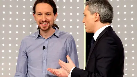 Pablo Iglesias conversa con Vicente Vallés. EFE
