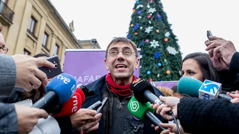 Acto electoral de Podemos con Juan Carlos Monedero en la Plaza del Castillo de Pamplona. IÑIGO ALZUGARAY-2