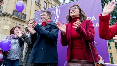 Acto electoral de Podemos con Juan Carlos Monedero en la Plaza del Castillo de Pamplona. IÑIGO ALZUGARAY-4