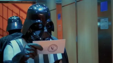 Darth Vader en el nuevo vídeo de campaña de Podemos.
