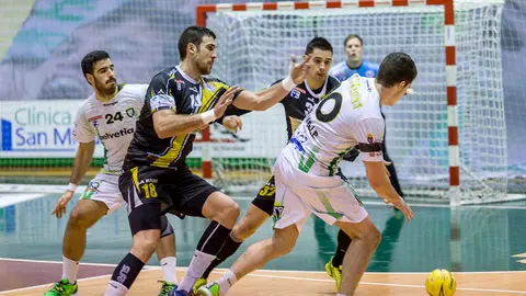 Partido entre el Helvetia Anaitasuna y el Naturhouse La Rioja (33-31). IÑIGO ALZUGARAY (10)