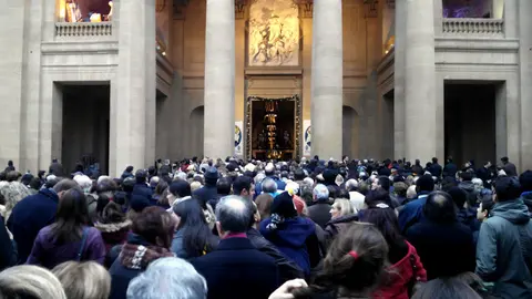 Cientos de fieles ante la apertura de la Puerta Santa en Navarra, por primera vez en la historia. L.L.