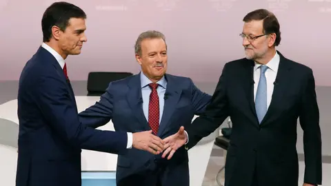 Pedro Sanchez y Rajoy, instantes antes de comenzar el debate electoral. EFE