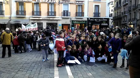 Niños después de la ronda de villancicos.