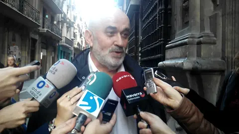 Mendoza haciendo declaraciones a los medios.