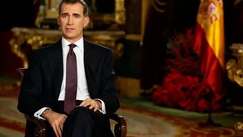 El Rey Felipe durante un momento de su intervención en el discurso de Navidad de 2015. EFE.