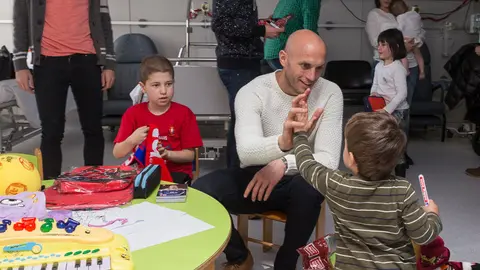 Visita de los jugadores del CA Osasuna a los niños hospitalizados en el Hospital Materno Infantil de Pamplona. (15). IÑIGO ALZUGARAY