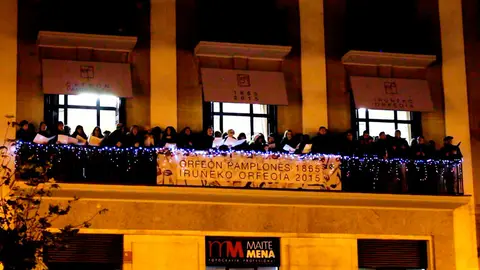 El Orfeón Pamplonés cantando desde la sede.