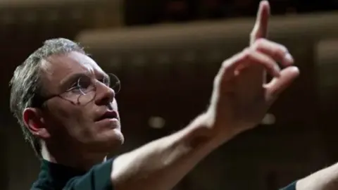 Michael Fassbender interpretando a Steve Jobs.