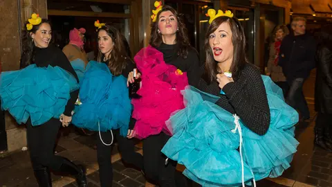 Nochevieja de disfraces en Pamplona (52). IÑIGO ALZUGARAY