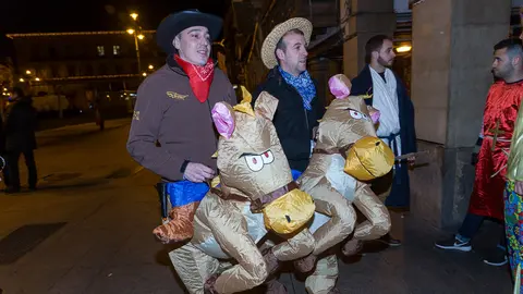 Nochevieja de disfraces en Pamplona (61). IÑIGO ALZUGARAY