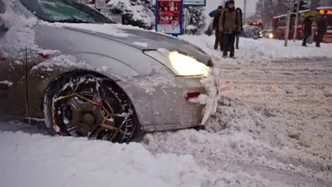 Coche con cadenas. EFE.