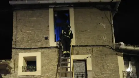 Un bombero participa en la extinción del incendio.