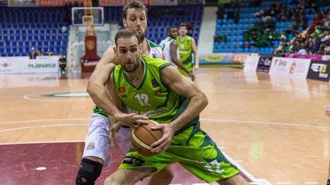 Partido entre Planasa Navarra y Amics Castelló (85-81) en el pabellón Anaitasuna (20). IÑIGO ALZUGARAY