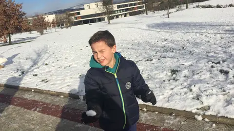 Un niño juega con la nieve en Sarriguren.