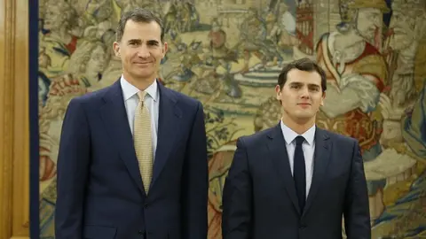 El Rey Felipe recibe al presidente de Ciudadanos, Albert Rivera (d), en el Palacio de la Zarzuela. EFE Angel Díaz